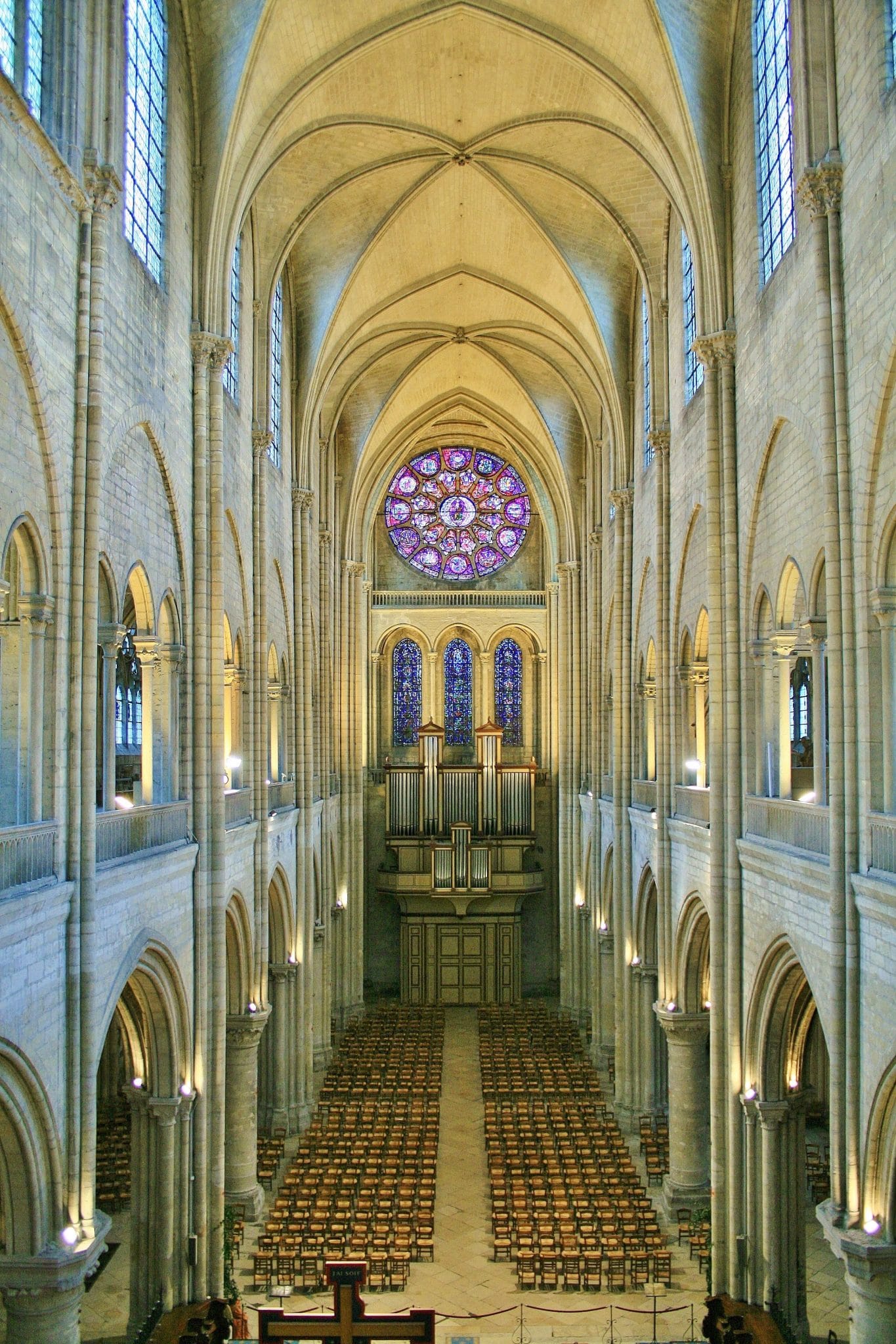 Swastika cathédrale de ManteslaJolie